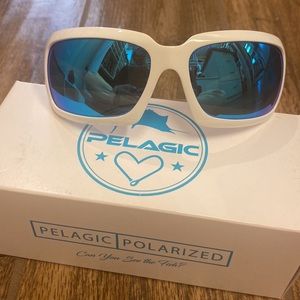 Pelagic Women’s Fishing polarized sunglasses Bahia
